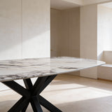 Quartz Calacatta Monet eettafel met matrix poot
