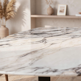 Quartz Calacatta Monet eettafel met matrix poot